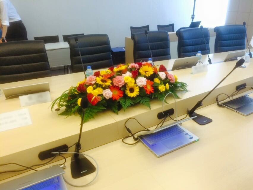 都内の会議室のテーブル装花を設置しました 花 花束の当日配達は花急便へ 花キューピット加盟店 都内の会議室のテーブル装花を設置しました 花 花束の当日配達は花急便へ 花キューピット加盟店